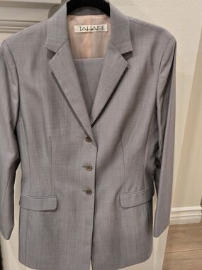 Brand New Light Gray Tailored Tahari Women's 2 piece Pants Suit. Size 8